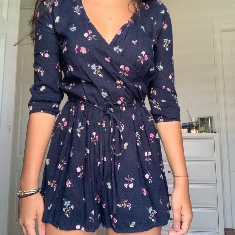 Hollister floral romper NWT size xs 3/4 sleeves